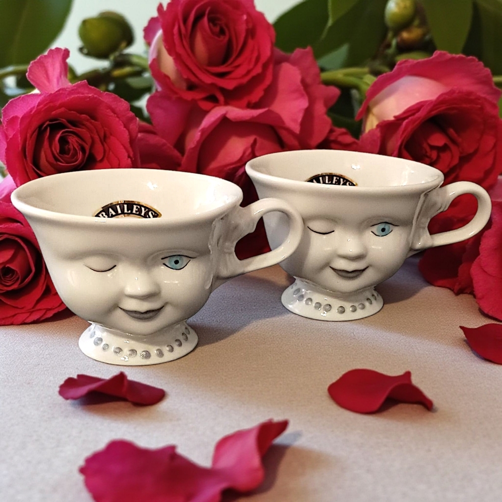 2 Baileys Wink Face Mugs Cups Signed Helen Hunt for Los Angeles Youth Network - Picture 15 of 16